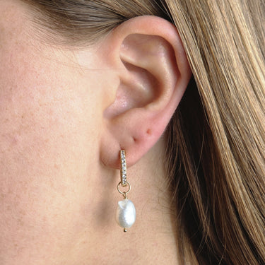 Large Sparkle Huggie Earrings with Baroque Pearl in Silver