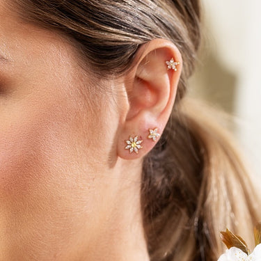 Gold Sparkling Teeny Flower Flat Back Labret Single Earring in Cartilage & Ear Lobe Piercing